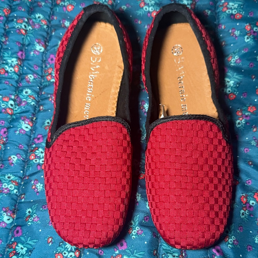 NWOT bernie mev. Red Woven Slip-On Loafers SZ 38 EU SZ 7-7.5 US comfort & style